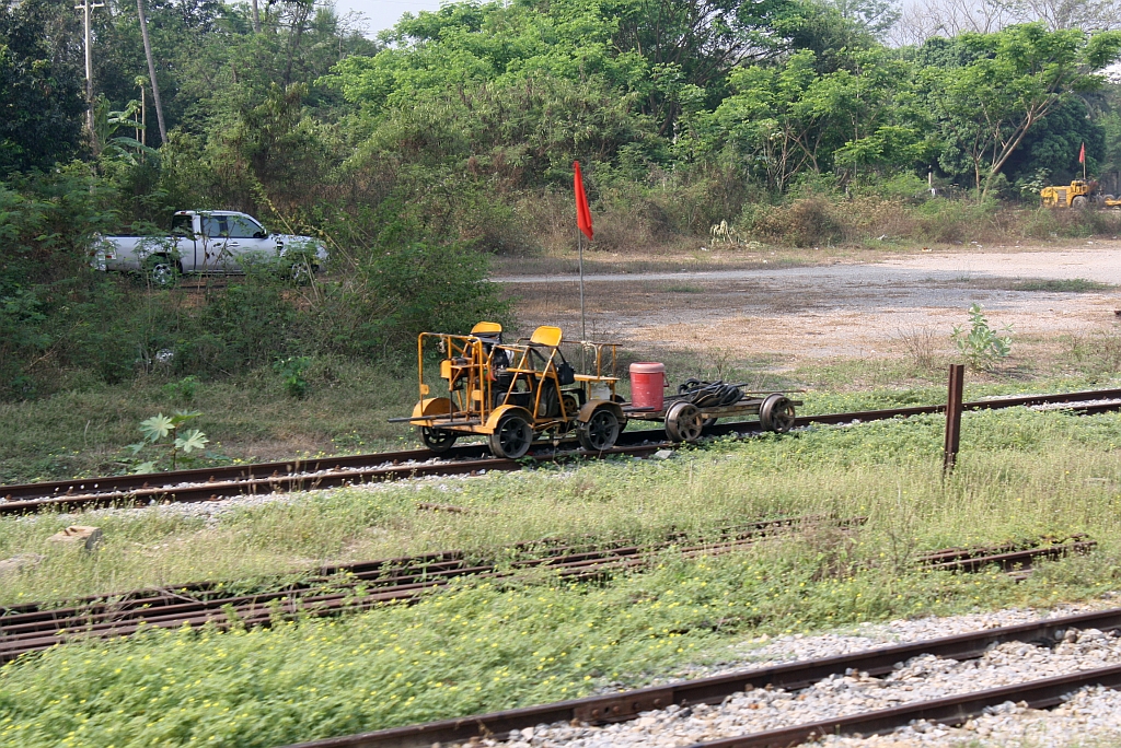Kleinwagen der Type รบ.5 (RB.5) mit Anhänger am 13.März 2011 in der Nong Pla Duk Junction.