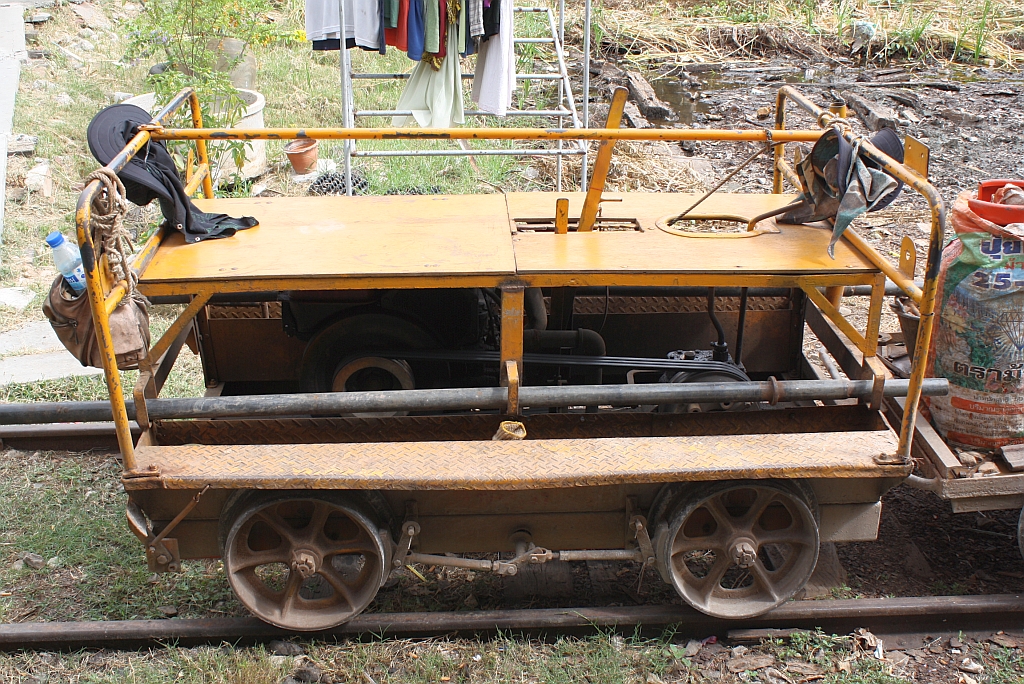 Kleinwagen der Type รบ.6 (รบ.=RB.) in der Ban Laem Station am 07.Dezember 2010. Schön zu erkennen ist der Antrieb mittels Keilriemen.