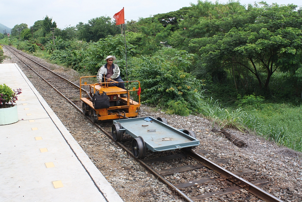 Kleinwagen der Type รบ.6 (รบ.=RB.) in der Muak Lek Station am 23.August 2010.