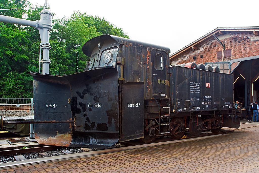 KLIMA-Schneepflug Bauart 845 der DB 80 80 9743 016-5, am 23.06.2013 ausgestellt beim Erlebnisbahnhof Westerwald der Westerwälder Eisenbahnfreunde 44 508 e. V. hier war Lokschuppenfest. 

Der Schneepflug wurde 1965 bei Henschel  in Kassel unter der Fabriknummer 30010270/11 gebaut. Die letzte Stationierung war: Heimatbahnhof Limburg/Lahn; AW Hassel; BD Frankfurt a.M., davor Heimatbahnhof Schongau; BW Kempten/Allg.; BD München, seit 2004 ist er nun in Westerburg zusehen. 

Der Namen KLIMA steht nicht kaltes Klima bzw. Winterwetter, sondern bezieht sich auf seinen Erfinder und Konstrukteur dieser Art von Schneepflügen, es war der Österreicher Rudolf KLIMA, der bereits 1925 Schneepflüge für die Eisenbahn Österreichs konstruierte.
Die DRG beschaffte 1929 die ersten KLIMA-Schneepflüge. 1931 erwarb die Firma HENSCHEL in Kassel die Nachbaurechte, fortan wurden die Pflüge unter der Bezeichnung HENSCHEL ဓ KLIMA - Schneepflüge gebaut. Das Kasseler Werk verließen ca. 250 Stück in verschiedenen Bauarten, wovon etwa 100 in den Bestand der Deutschen Bundesbahn kamen. Bis 1965 wurden KLIMA-Schneepflüge beschafft.
Der Westerburger Pflug wurde ja 1965 gebaut und gehört damit zu den letzten seiner Bauart.


Diese Schneepflüge sind umgebaute Schlepptender bzw. wurden in Schlepptenderbauweise gebaut, zur Gewichterhöhung haben sie zusätzliche Betongewichte. Der Klima-Schneepflug wurde geschoben, das Personal befand sich in einer geschlossenen geschützten Arbeitskabine. Sowohl nach rechts als auch nach links waren Auswurfweiten des Schnees von mehr als 10 Metern möglich. Es konnte eine Räumbreite von 4,80 Metern erzielt werden und die Schneeräumung wurde 8 cm über dem Gleisbett und 8 cm über der Schienenoberkante ermöglicht. Eine Wechselsprechanlage zwischen Lokführer und Schneepflugmannschaft bot ab der zweiten Generation der Klima-Schneepflüge eine Verständigungsmöglichkeit und in der Arbeitskabine des Klima-Schneepflugs konnte vom Bedienerstand aus eine Bremsung eingeleitet werden.

Die in der Mitte geteilten Räumschilde konnten durch Druckluft mit Drücken bis 8 bar seitlich und in der Höhe verstellt werden. Die Pflugschare standen senkrecht in ihrer Grundstellung keilförmig zur zweiseitigen Räumung. Mit den beweglichen Räumschilden war es möglich, die Schilde so zu verstellen, dass nach rechts oder nach links geräumt werden konnte. Dies war zum Schneeräumen zweigleisiger Strecken nötig. Zusätzlich waren sie mit einem keilförmigen Spur-Innenräumer ausgerüstet.

Zur Bedienung wurden zwei oder drei Personen eingesetzt: Ein streckenkundiger Fahrleiter, der der Schublokomotive über die Signalanlage am hinteren Ende des Schneepflugs Anweisungen über die erforderliche Geschwindigkeit durchgeben konnte und auch Weisungen für die Vor- und Rückfahrt erteilte. Neben dem Fahrleiter befand sich der Bediener des Schneepflugs in der Kabine und ggf. ein Helfer.

Technische Daten:
Länge über alles: 10.000 mm
Eigengewicht: 36.300 kg
Zul. Streckenklasse: A oder höher 
Abstand zw. den Drehzapfen von Drehgestell: 3.000 mm
Zul. Höchstgeschwindigkeit: 65 km/h
Besonderheit: Der Schneepflug darf auch im nichtarbeiten Zustand Bahnsteig- und Laderampengleise in Gleisbögen unter 400 m Halbmesser (Radius) nicht oder nur mit besonderer Vorsicht befahren.
