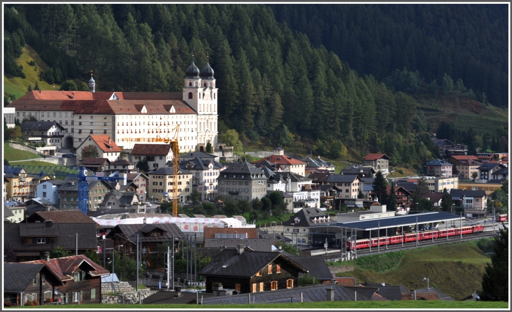 Klosterdorf Disentis mit RE1233 der RhB nach Scuol-Tarasp im Bahnhof Disentis-Mustr. (25.09.2012)