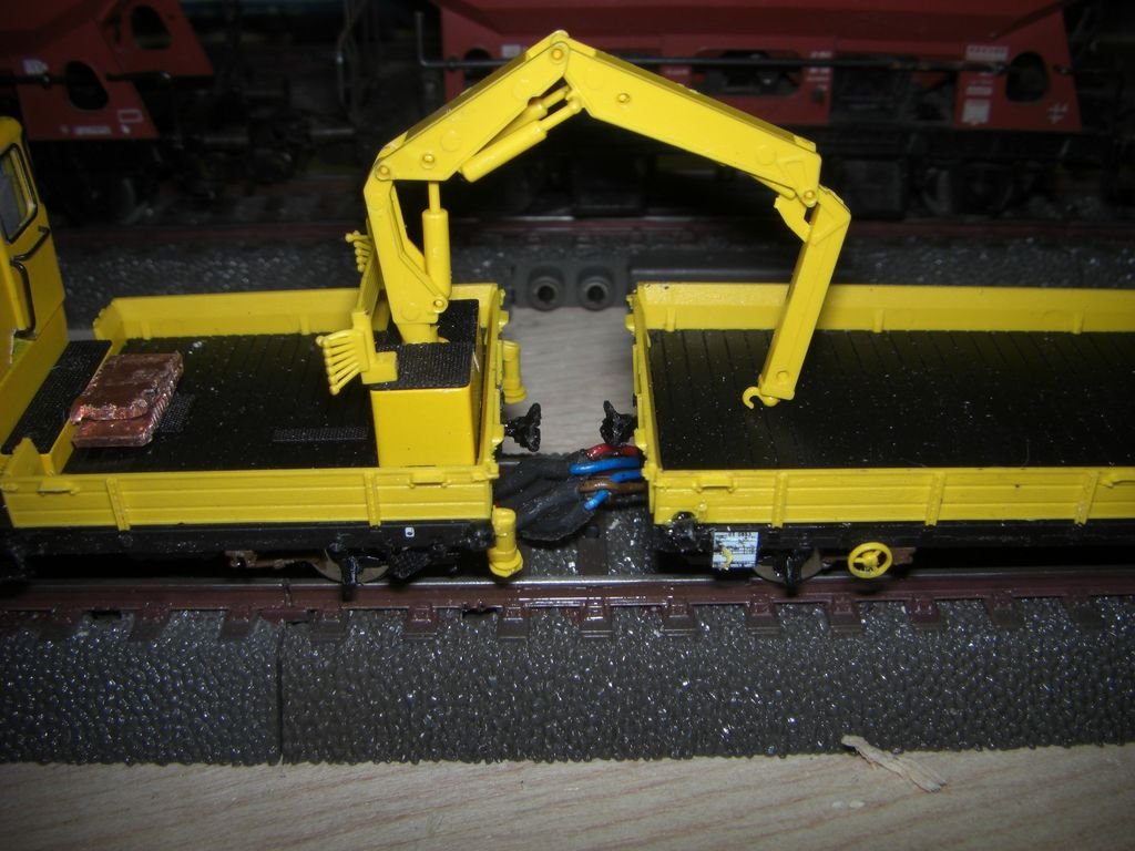 Klv mit Zurstteilen. Kabelbaum zwischen Anhnger und Motorwagen dient als Kupplung. Decoder sitzt unter dem Anhnger.