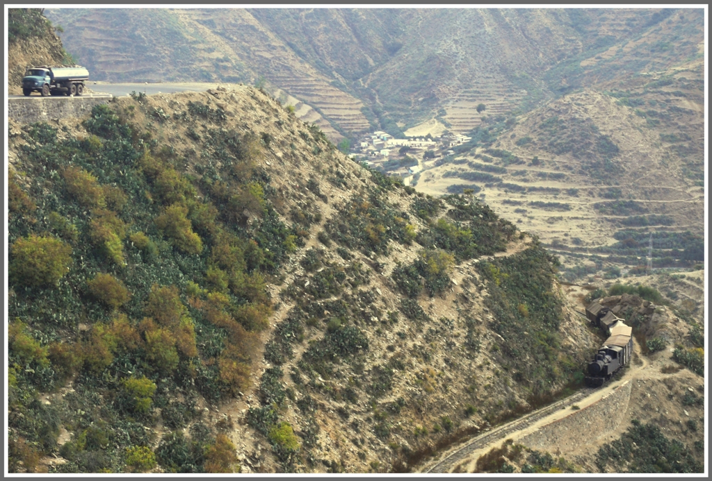 km 107 auf 2133m /M. zwischen Arbaroba und Shegerini. Im Gegensatz zu den Lastwagen fhrt die 440.008 zgig den Berg hoch. Der Traum der eritreischen Eisenbahner ist es ein Teil des Transportvolumens zwischen der Hafenstadt Massawa und der Hauptstadt Asmara auf die Schiene zurckzuholen. Allerdings bruchte es da starke Dieselloks, eine durchgehende Bremse, Sicherungsanlagen, bessere Geleise, lngere Ausweichgeleise etc etc. (30.01.2012)