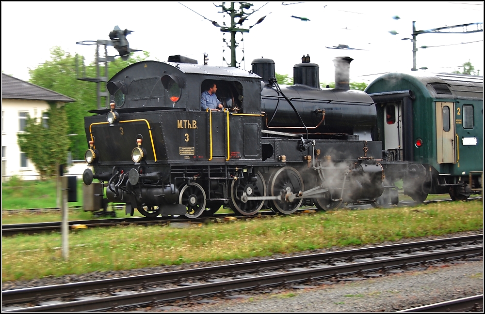 Knapp verfehlt sie ihre Stammstrecke und benutzt das seit vielen Jahren nur noch von Gterzgen befahrene Endstck der badischen Hauptbahn. Am 2. Mai in voller Aktion, die kleine Ec 3/5 der MThB kurz vor der Schweizer Grenze.