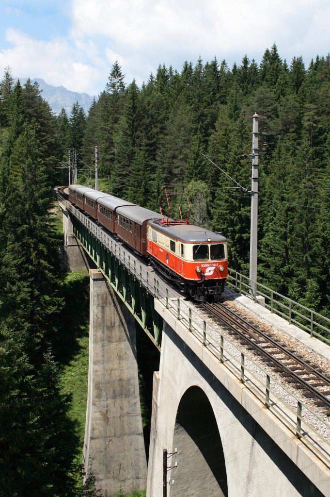 Knapp zwei Stunden spter war von der Wolke glcklicherweise nichts mehr zu sehen. So konnte ich die 1099.004 mit dem R 6811 im schnsten Licht aufnehmen. Kuhgrabenbrcke 27.06.2010