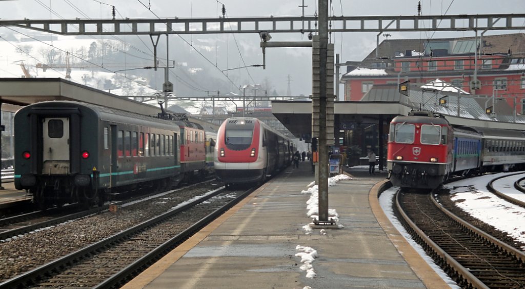 Knotenpunkt: Arth-Goldau soll auch nach der NEAT-Erffnung alle Reise- und Gterzge  schlucken  und weiterhin ein wichtiger Umsteigebahnhof bleiben, wie es im aktuellen Bild der Fall ist. Am 12.03.2010 stehen im Bahnhof Arth-Goldau die Re 4/4  11212 mit dem VAE nach Luzern, der ICN RABDe 500 024-5  Ernest von Stockalper  nach Lugano und der IR nach Locarno mit der Re 4/4  11134. (v.l.n.r.)