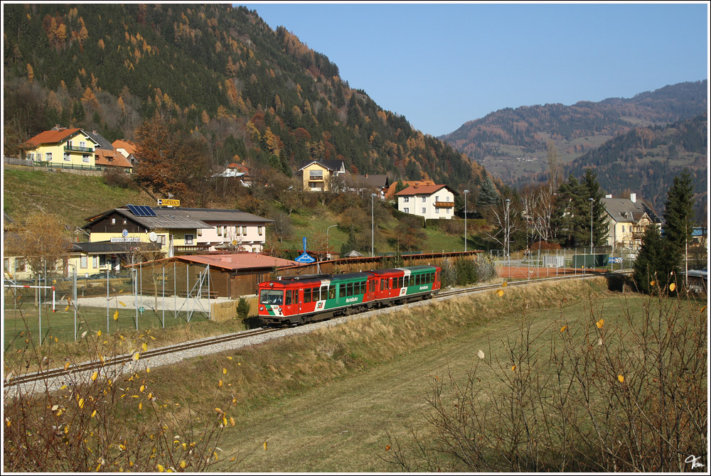 Knotz Dieseltriebwagen VT 31 + VS 42 der Steiermrkischen Landesbahnen fhrt als R 8709 von Unzmarkt nach Tamsweg.Die Murtalbahn ist die zweitlngste Schmalspurbahn sterreichs. 
Scheifling 12.11.2011

