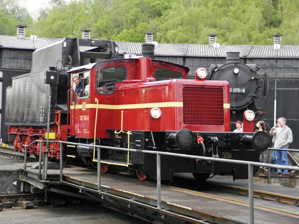 Kf 3 mit dem Tender der 01 008 auf der Drehscheiben in Bochum Dahlhausen am 16.4.2011