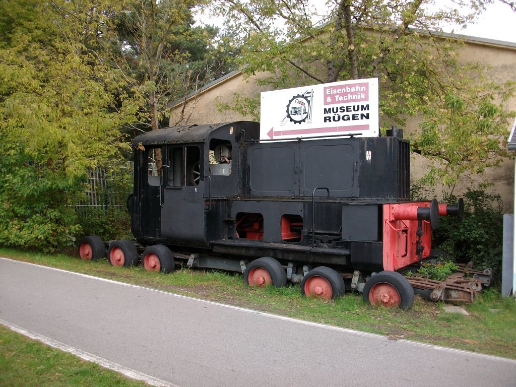 Kf 310 867 landete nicht bei der Schrottpresse,als Wegweiser zum Eisenbahn-und Technikmuseum in Prora hat Sie seit Jahren eine neue Aufgabe.