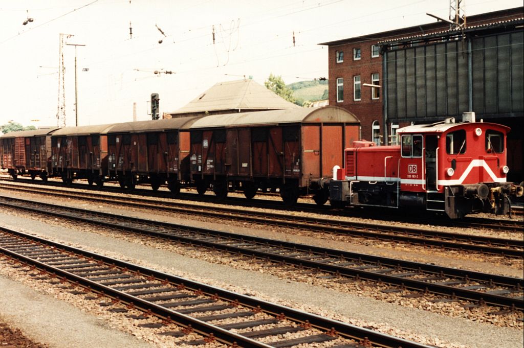 Kf 335 163-2 mit bergabegterzug Ehrang-Trier auf Trier Hauptbahnhof am 4-8-1994. Bild und scan: Date Jan de Vries. 