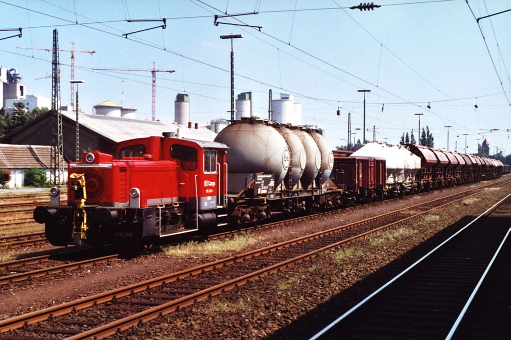K�f 335 229-1 mit eine �bergabeg�terzug auf Bahnhof Lengerich am 2-6-2000. Bild und scan: Date Jan de Vries. 