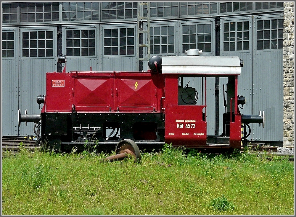 Kf 4572 war am 06.06.10 vor dem BW in Gerolstein abgestellt. Das Bild wurde aus dem fahrenden Zug aufgenommen. (Jeanny)