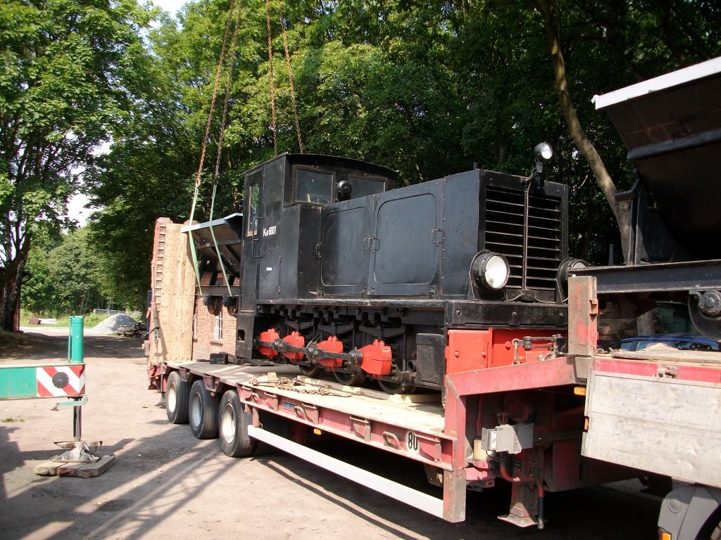Kf 6001 wurde zusammen mit zwei Kipploren am 05.August 2010 in Putbus auf einem Schwerlasttransporter verladen.
