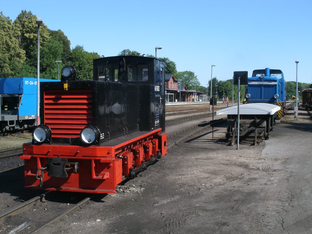 Kf 6003 und 251 901 standen,am 06.Juli 2011,in Putbus.