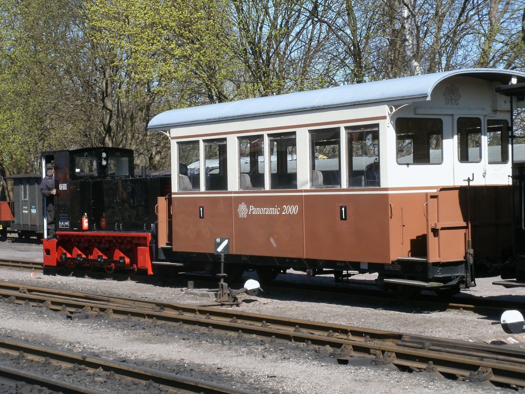 K�f 6003 rangierte am 18.April 2011 den Panoramicwagen 2000 in Putbus.