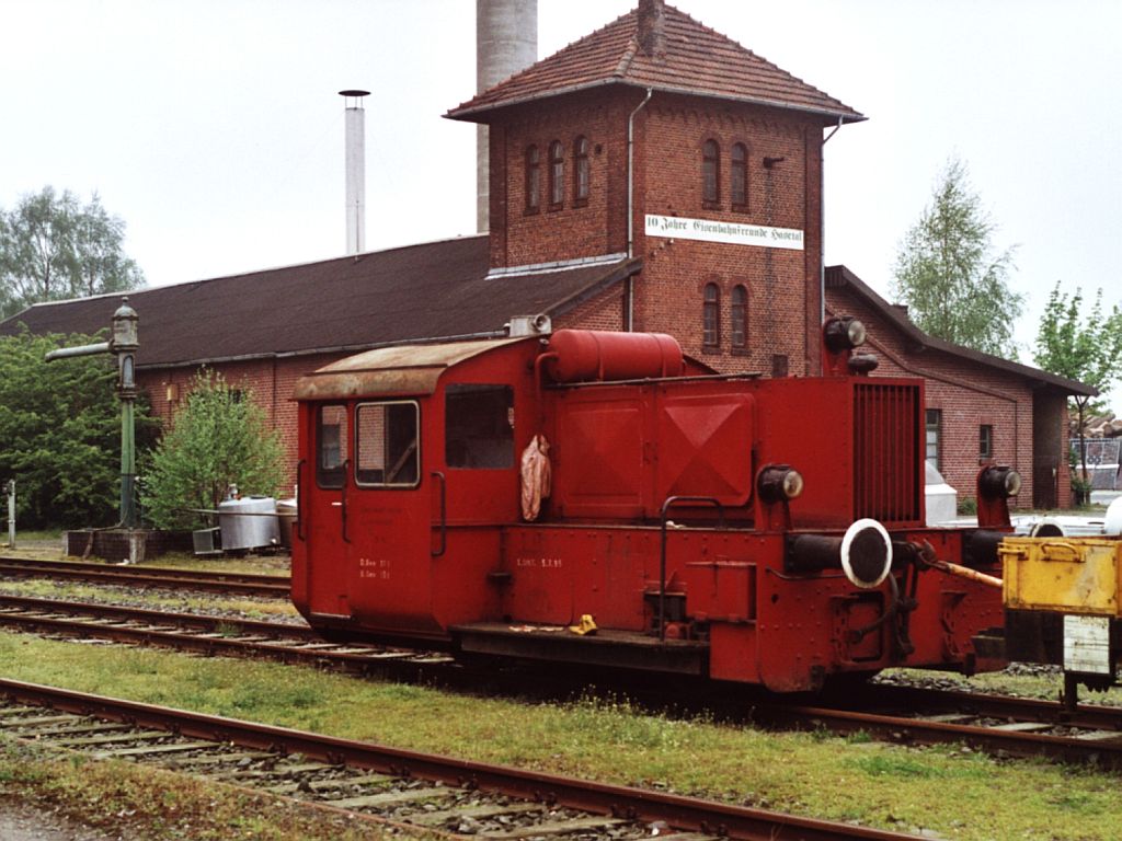 Kf D10 (ex-DB 322 642-0) der Eisenbahnfreunde Hasetal auf Bahnhof Haselnne am 29-4-2000. Bild und scan: Date Jan de Vries. 