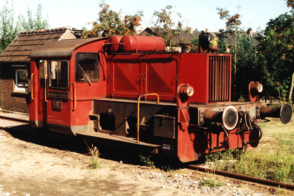 Kf D11 (ex-DB 323 939-9) der Bentheimer Eisenbahn AG auf Bahnhof Emlichheim am 9-8-1995. Bild und scan: Date Jan de Vries. 