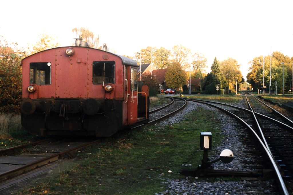 Kf D16 (ex-DB loc 323 555-3) der Bentheimer Eisenbahn AG auf Bahnhof Emlichheim am 31-10-1999. Links biegt die Stichstrecke nach den Hafen ab und rechts ist die Hauptstrecke zu sehen. Bild und scan: Date Jan de Vries.