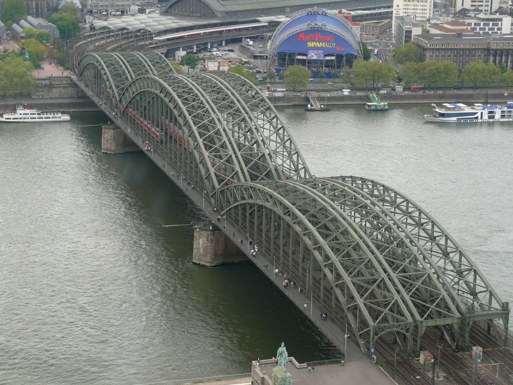 K�ln am 25.04.2009, Hohenzollernbr�cke, im Hintergrund der Hbf