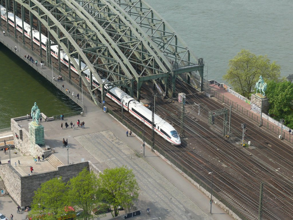 K�ln-Deutz am 25.04.2009, ICE auf der Hohenzollernbr�cke