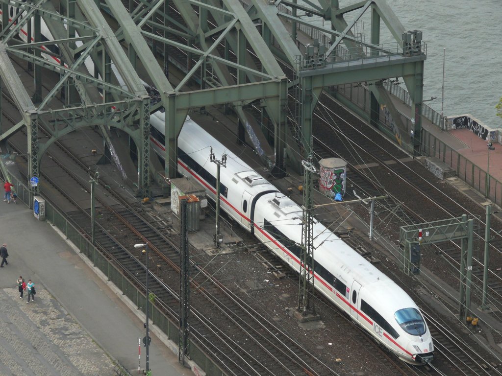 K�ln-Deutz am 25.04.2009, ICE auf der Hohenzollernbr�cke