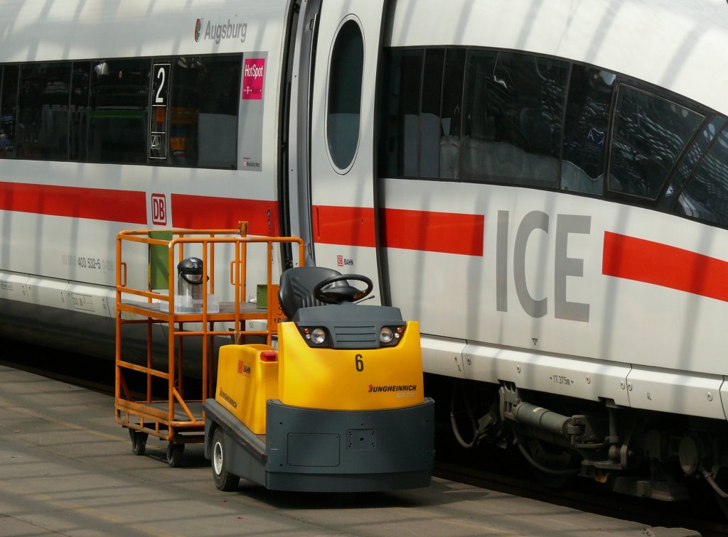 Kln Hbf am 25.04.2009, ICE mit 'Service-Wagen'
