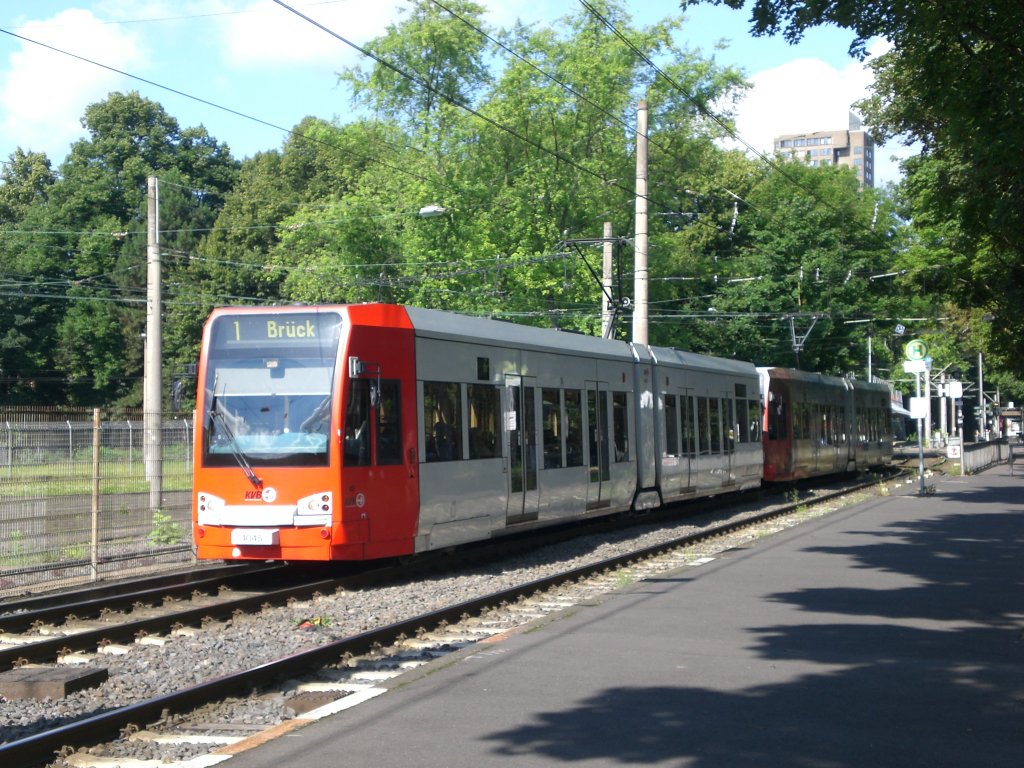 Kln: Stadtbahnlinie 1 nach Brck Mauspfad an der Haltetstelle Mngersdorf Rheinenergie-Stadion.(9.7.2012) 