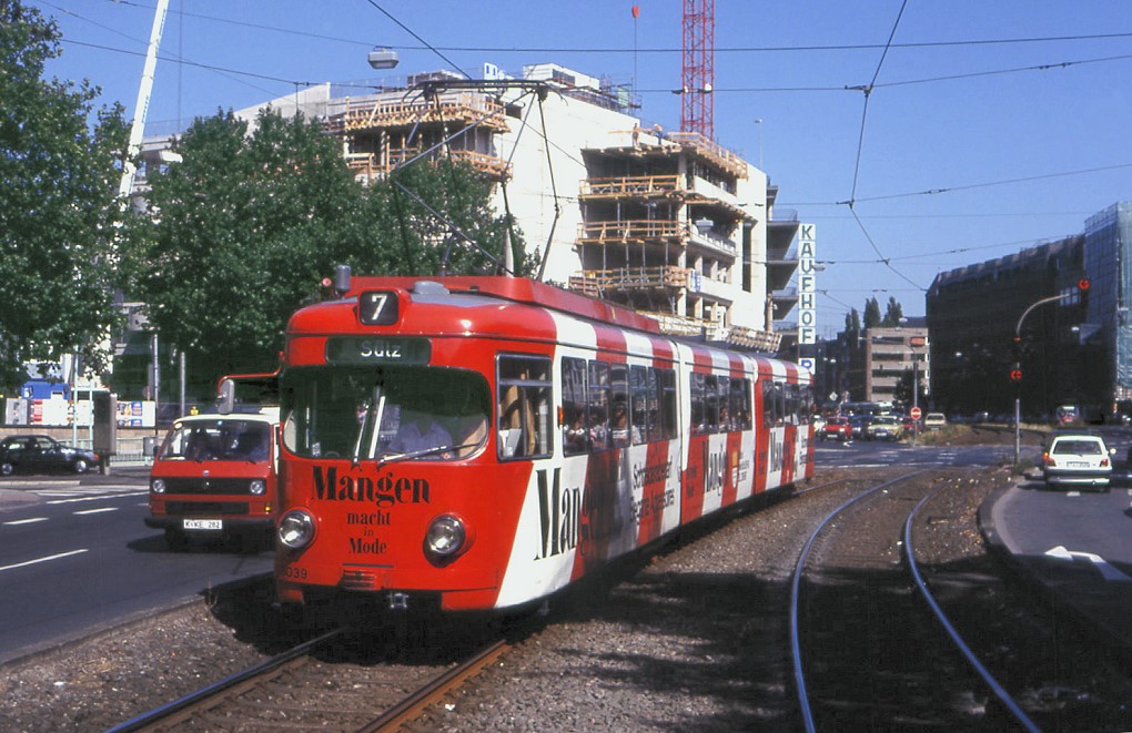 K�ln Tw 3039 in der C�cilienstra�e zwischen Heumarkt und Neumarkt, 05.08.1992.