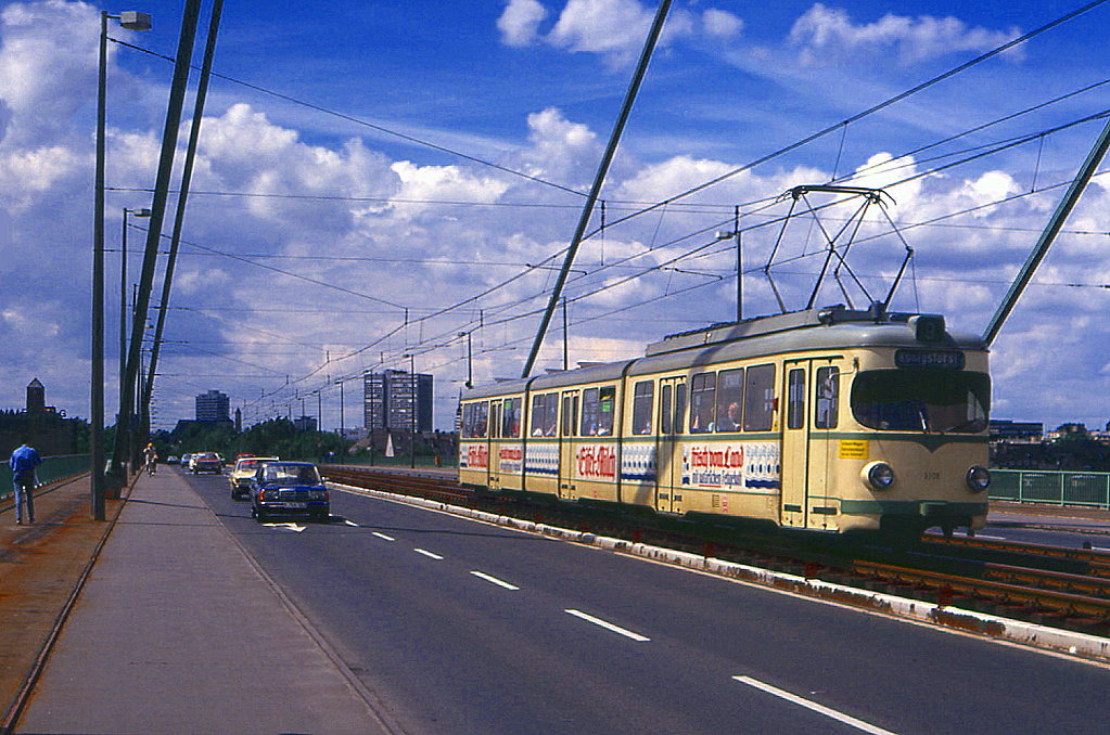 Köln Tw 3108 auf der Severinsbrücke, 19.07.1987. Die Linie 9 wurde nur im Schwachverkehr und Sonntags solo gefahren, ansonst kam hier die anno 1987 schon für Doppeltraktion eingerichtete Baureihe 3100 zum Einsatz.