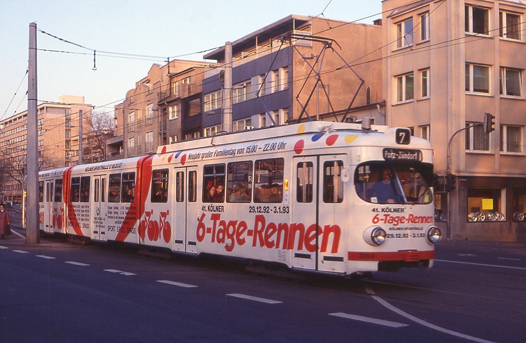 Kln Tw 3769 mit einer Werbung fr das damals noch in Kln ausgetragene Sechstagerennen passiert mit einem morgendlichen Kurs die Siegburger Strae, 15.12.1992.
