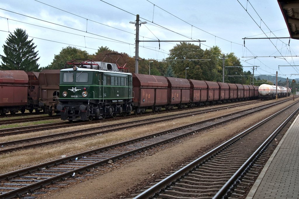 Knnte man auch als sogen.  Planstrom  in Korneuburg gelten lassen;-) 1040.01 vor einem Ganzzug, am 09.10.2011.