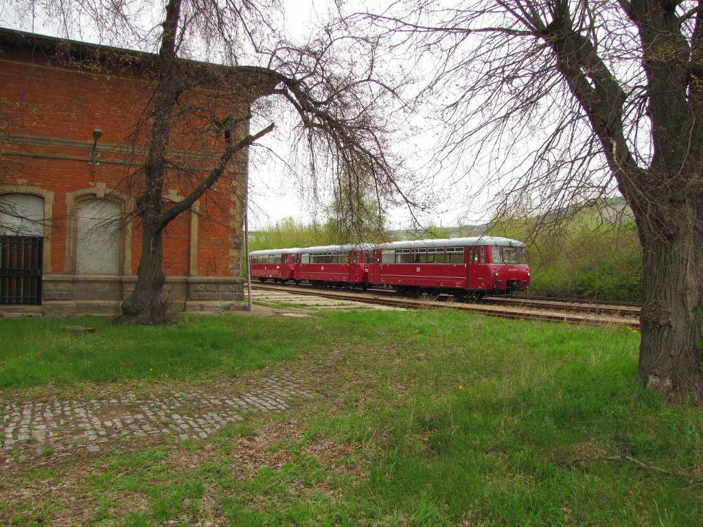 Kstner Schienenbusreisen 172 171-1 + 172 132-3 + 172 160-1 als spterer DPE 25044 nach Chemnitz Hbf, am 01.05.2013 im ehem. Bahnhof Karsdorf.