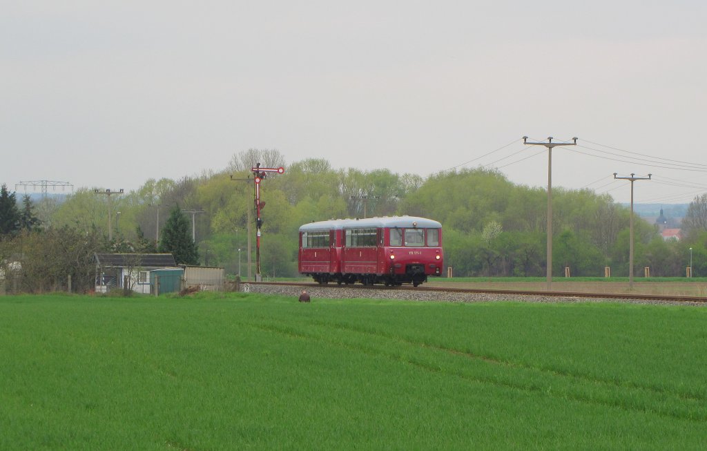 Kstner Schienenbusreisen 172 171-1 + 172 132-3 als DLr 25049 von Nebra nach Karsdorf, am 01.05.2013 bei Reinsdorf (b Nebra).