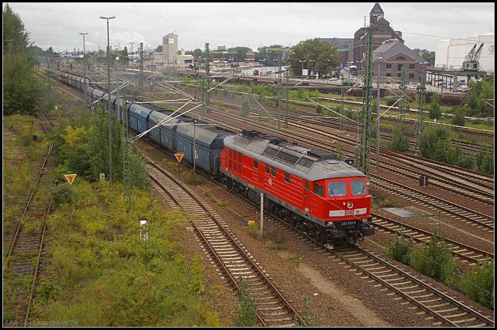 Kohle aus Polen bringt DB 233 233-6 zum Westhafen (gesehen Berlin-Moabit 28.09.2010)