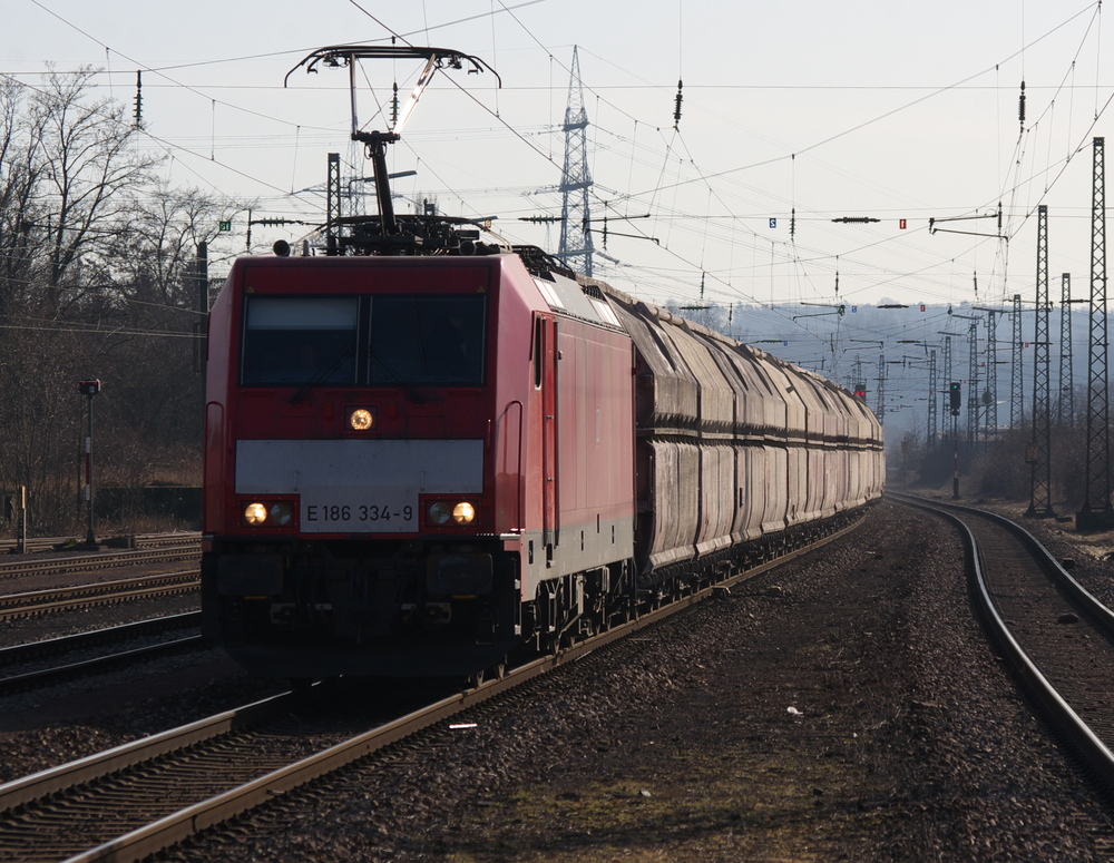 Kohle - Koks - .............und ....... Kalk - 

Dort wo man Stahl kocht wird auch Kalk gebraucht.

E 186 334-9 befrdert einen Kalkzug von Auersmacher zur Dillinger Htte.

22.02.2012 Durchfahrt Ensdorf Saar