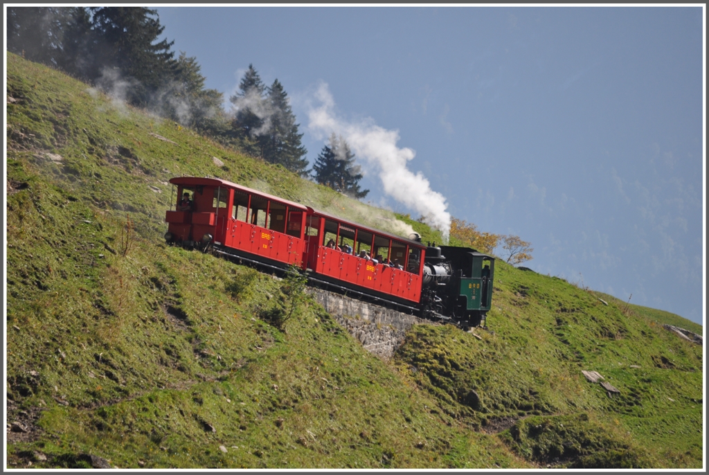 Kohlegefeuerte Lok 6 mit B16 und B26 oberhalb der Planalp. (01.10.2011)