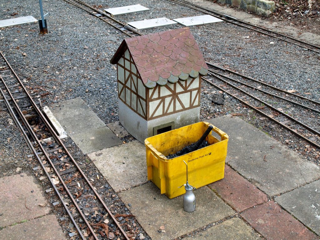 Kohlenachschub fr die kleinen Dampflokomotiven aus der Post-Kiste, niedliche Szene, gesichtet bei der Steinertseebahn am 30.3.2013.