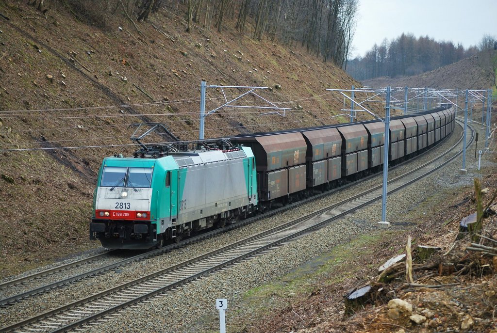 Kohlenzug in Richtung Aachen West auf der Linie 24 bei Gemmenich mit HLE 2813 am 13. Mrz 2009