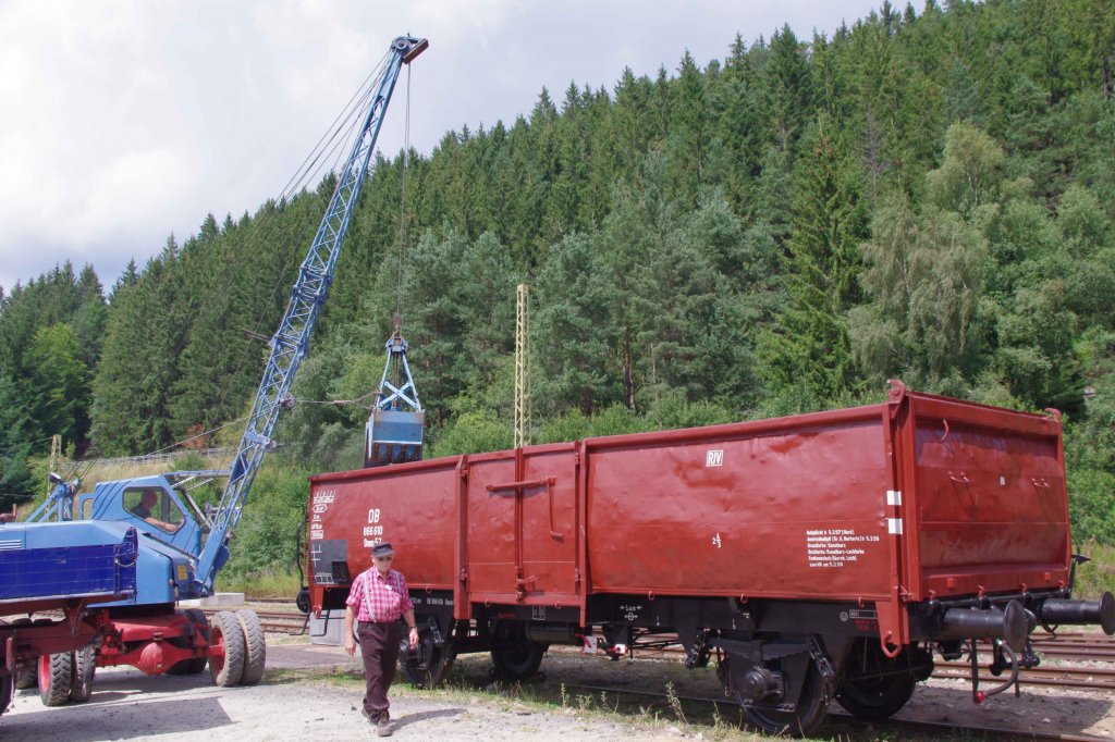 Kohleverladung am Historischen Wochenende 2012 in Seebrugg: Ein Fuchsbagger fllt die Kohle vom Lastwagen in den Omm52 der IG 3-Seenbahn.
