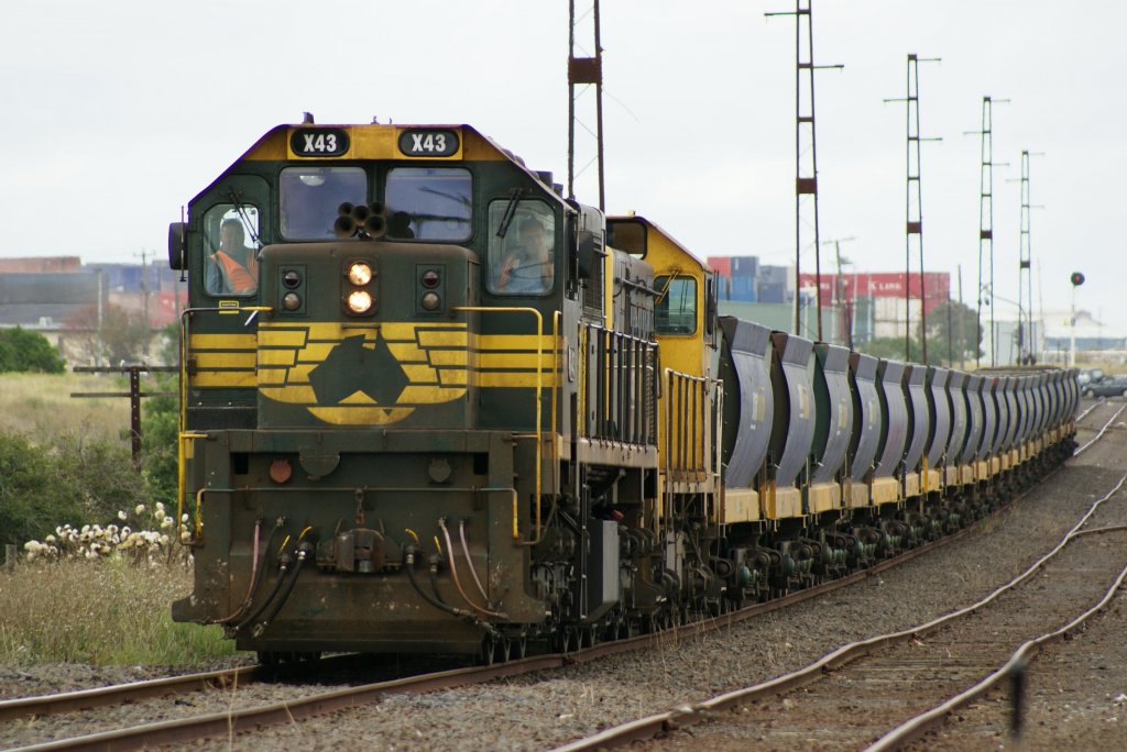 Kohlezug vom Hafen Melbourne her kommend mit einer X und einer H Class. Abzweige Sunshine beim Getreideverladenebengleis. Zug fuhr nachher in Richtung Gellong - Adelaide