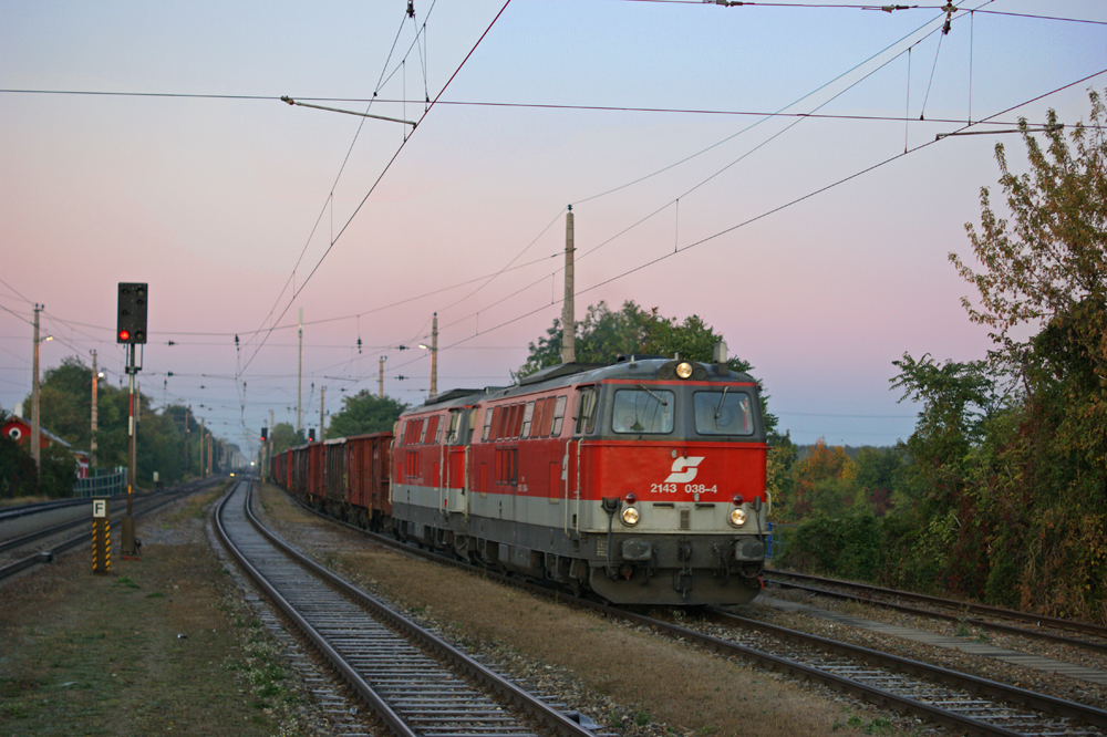 Koid is`, R�benzeit is`! Am 15.10.2011 bespannten die  Oldtimer  Tfz 2143 038 & 2143 073 den LGAG 59120 von Stadlau nach Deutsch-Wagram. Hier bei der Einfahrt in Deutsch-Wagram.