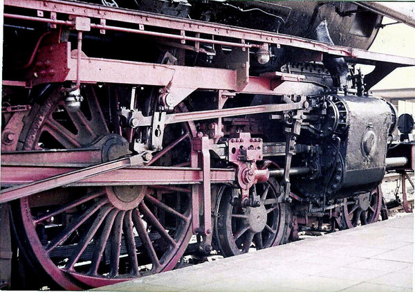 Kolbengestnge und Laufrad,ca.1,7 m Durchmesser,einer Schnellzug Dampflokomotive Baureihe 03, Aufnahme von 1972