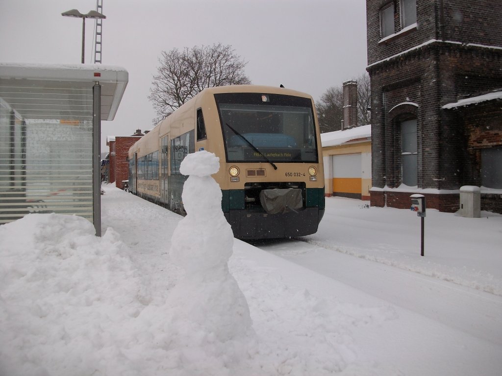 Kollege Schneemann wollte am 23.Dezember 2010 mit PRESS VT650 032 mit,als Dieser in Bergen/R�gen am Bahnsteig wartete.