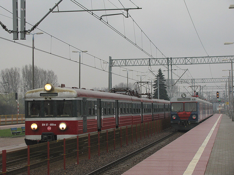 Koluszki, 2.04.2010. EN57-959 als Regio-1423 und ED73-001 als IR-33048  Łodzianin .