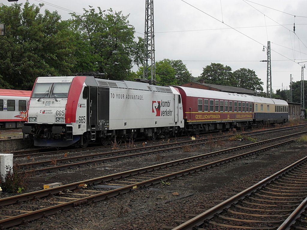 Kombi Verkehr/Locomotion 185 665-7 mit einem Mitropa und einem Rheingold Wagen in Beuel am 30.7.2011