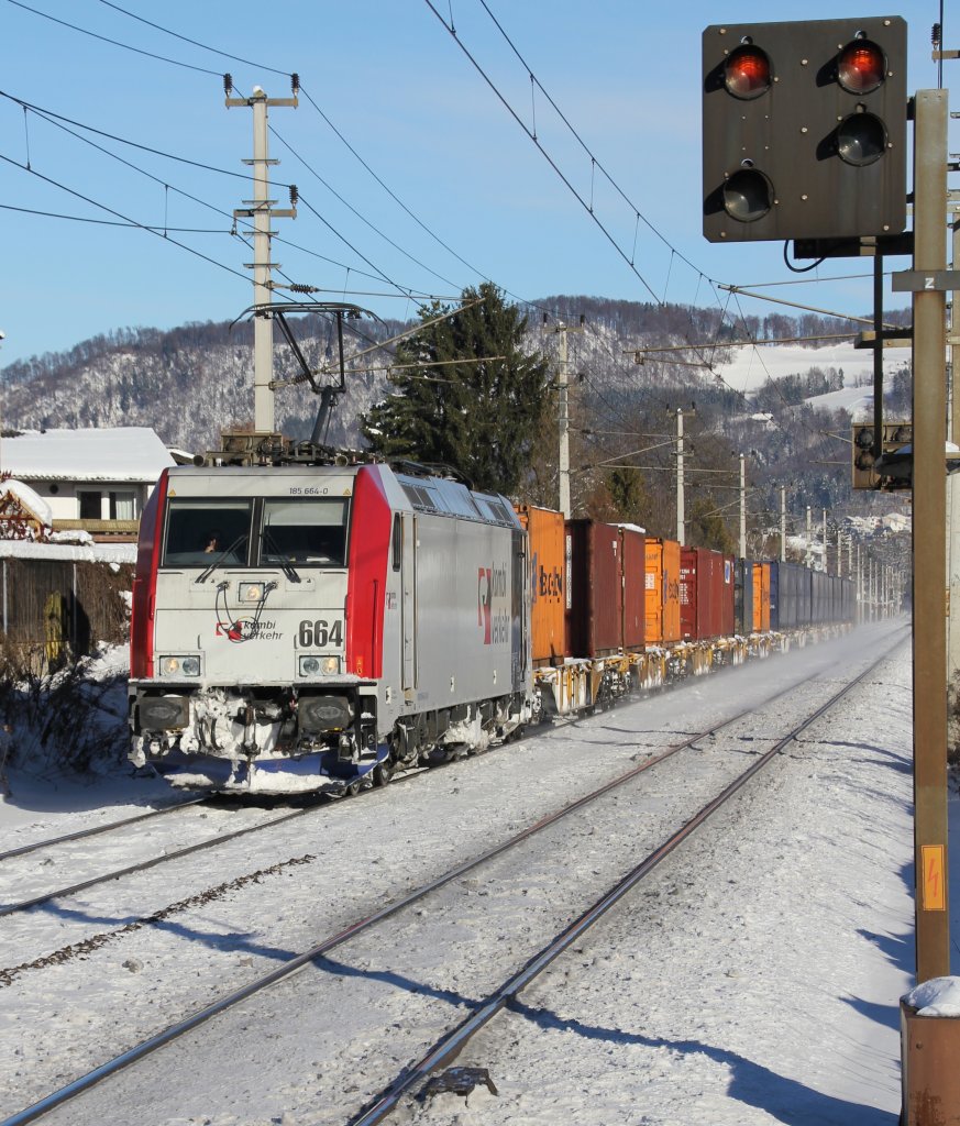 Kombiverkehr 185 664 am 14.12.2012 mit dem SLB  Kaindlzug  61825 (Liefering - H�ttau Terminal) bei der Durchfahrt in Salzburg-S�d.
