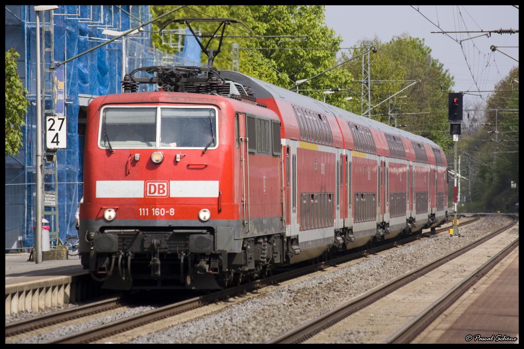 Komischer weise habe ich bei dieser Lok nie Probleme mit der Schrfe.
111 160 wie sie gerade einen RE4 Park in den Geilenkirchener Bahnhof zieht.
25.04.10 12:15