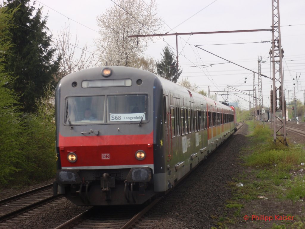 Kommen weit rum die berbleibsel der Nachtsexpressganitur.
Am 16.4 verschlug es die Ganitur auf die neue Verstrkerlinie S68.
Diese ist hier kurz vor der Einfahrt nach Eller Sd festgehalten worden.
Da die Anzeige die neue Linie nicht darstellen kann verkehrt die Ganitur mit einem extra aufgehngten Zettel der Ausschluss ber Linien und Ziel gibt.
