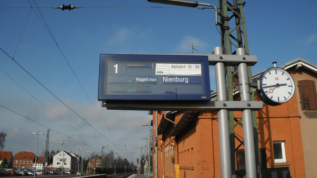 Kommt hier ein Sonderzug? Zugzielaneiger in Neustadt/Rbenberge. Foto vom 20.02.2012.