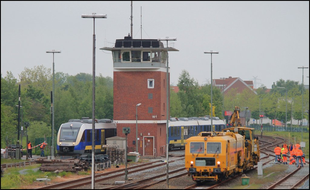 Komplett Sanierung des fnf Gleisigen Bahnbergangs in Bahnhof Wilhelmshaven mittels tausch der Schwellen und dem einbringen von Gleiseindeckungssystemen.Zu sehen sind ein Stopfexpress sowie ein Schotterflug der Firma Spitzke sowie eine einfahrende doppeltraktion Lint 41 der Nord-West-Bahn. 01/06/2013